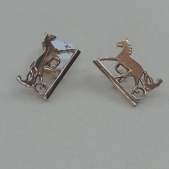 Vintage Gold Tone Horse & Carriage Screw-Back Earrings – 1 inch - Picture 1 of 2